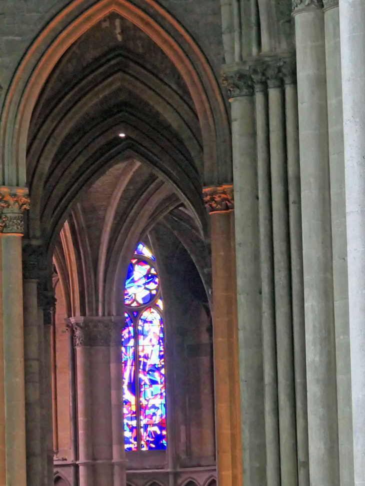 La cathédrale : les colonnes de la nef - Reims