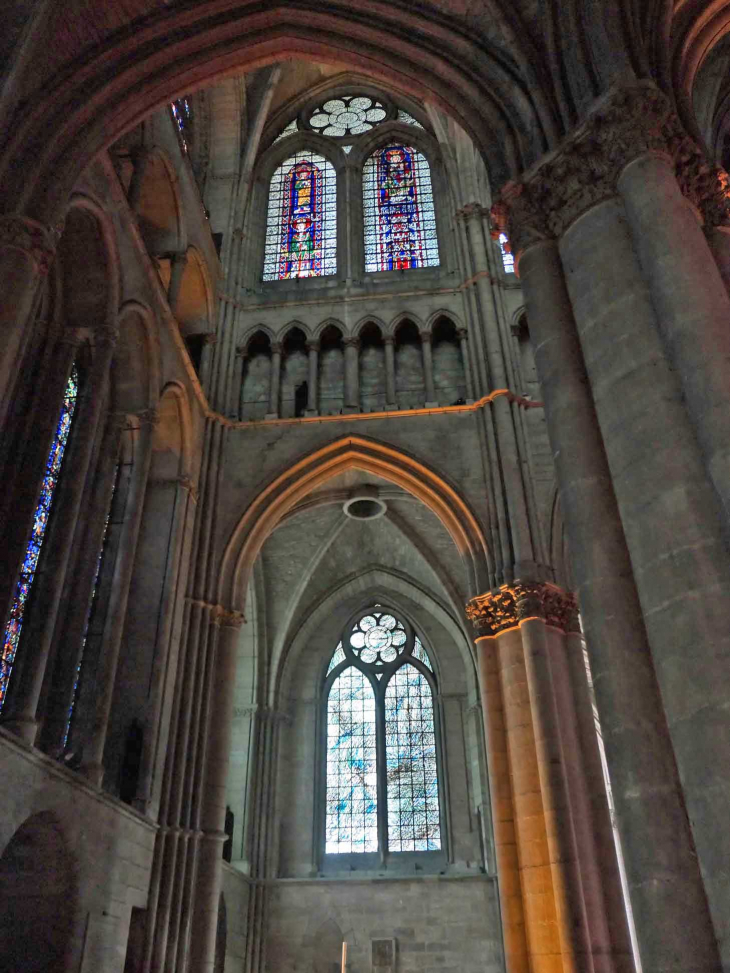 La cathédrale : vitraux de la nef - Reims