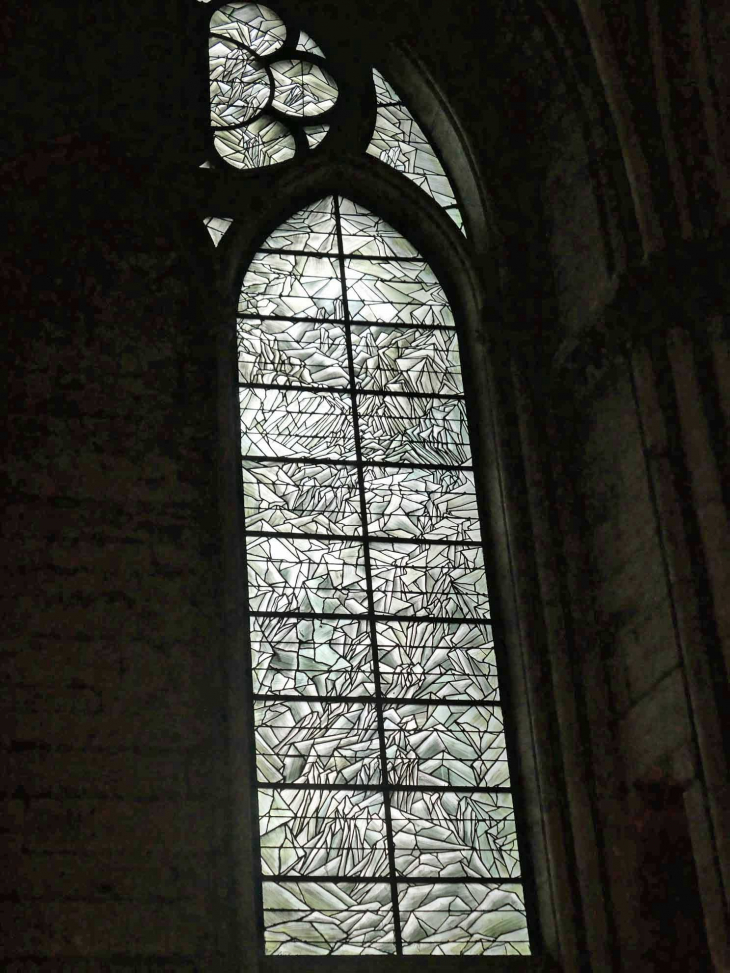 La cathédrale : grisailles dans la nef - Reims