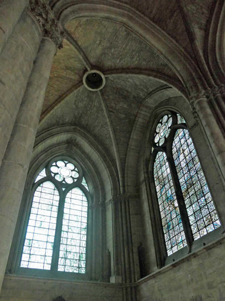 La cathédrale : grisailles dans la nef - Reims