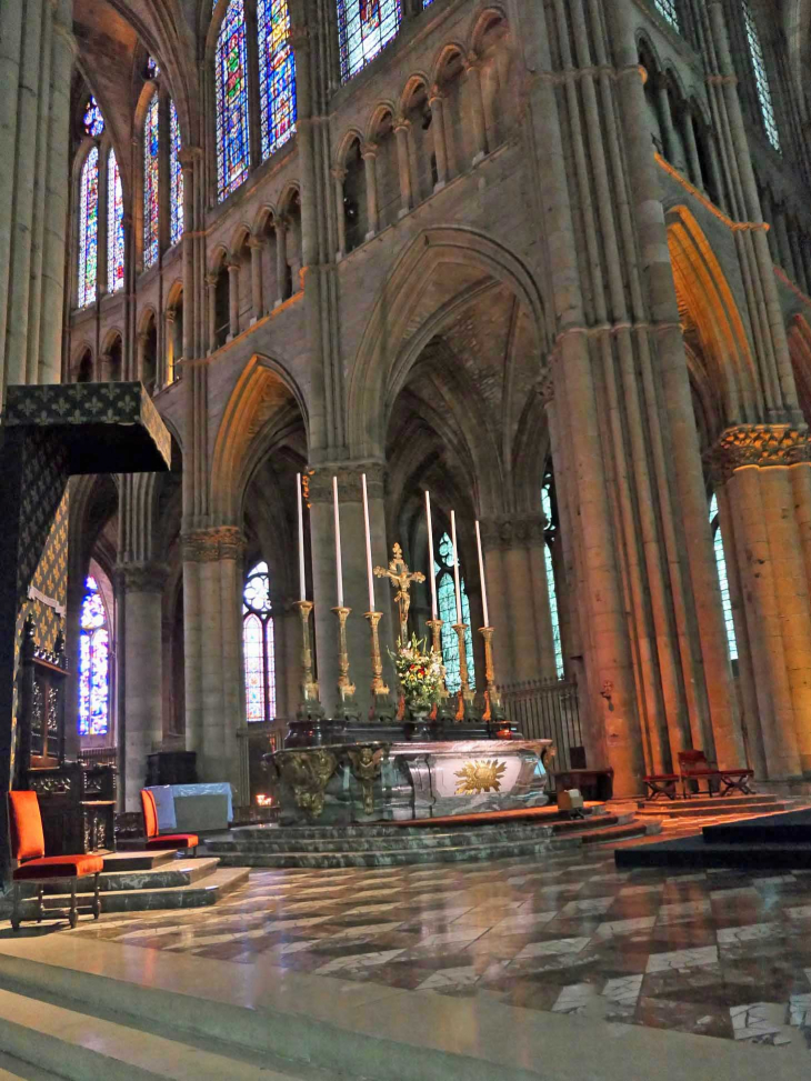 La cathédrale : l'autel dans la nef - Reims
