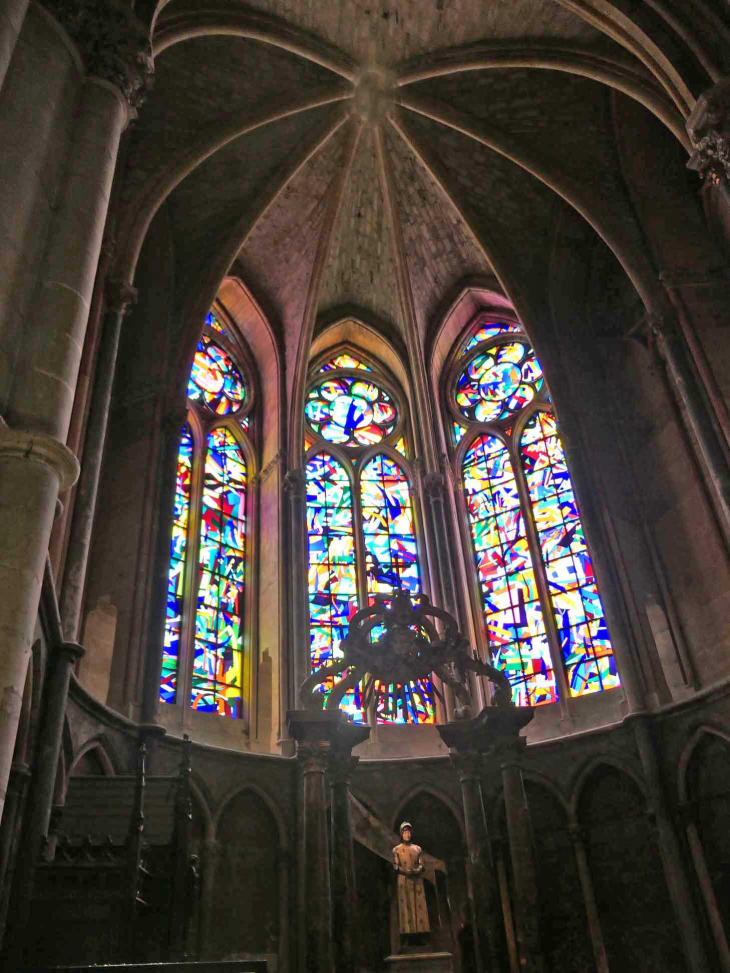 La cathédrale : vitraux d'Imi Knoebel dans la chapelle du Sacré Coeur - Reims