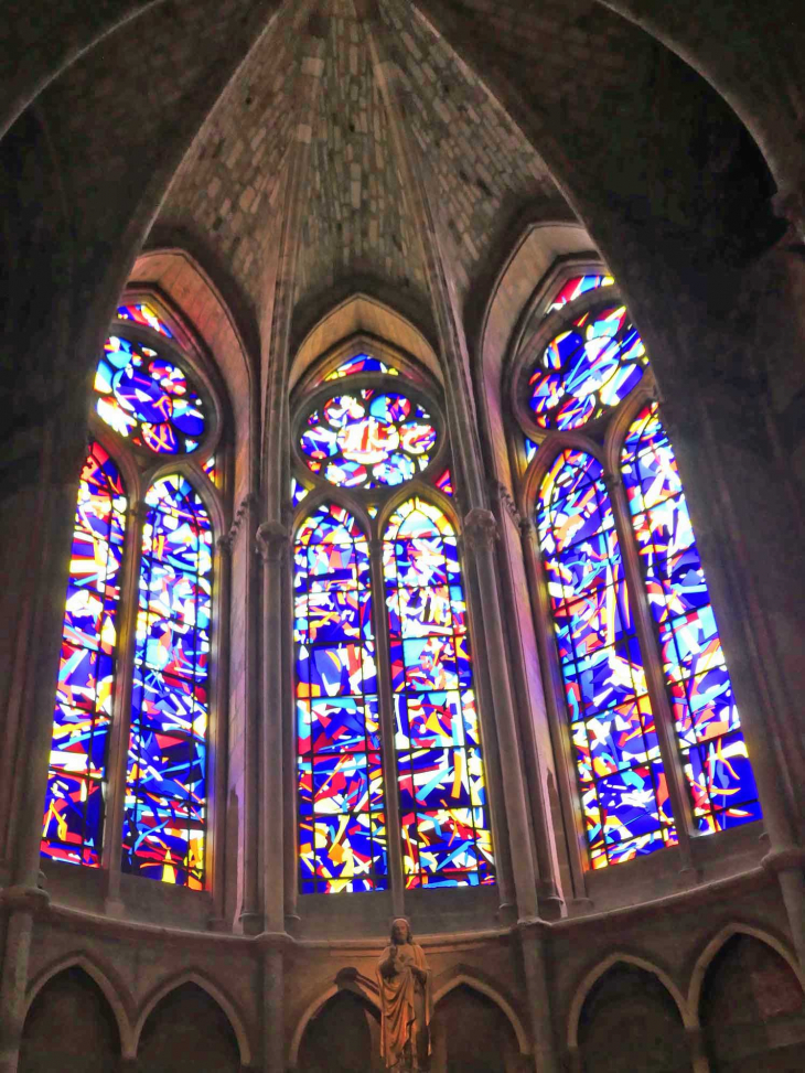 La cathédrale : vitraux d'Imi Knoebel dans la chapelle Jeanne d'Arc - Reims