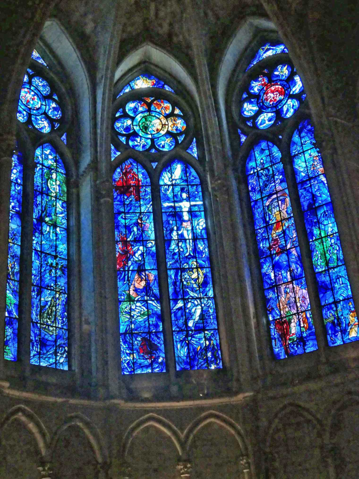La cathédrale : vitraux de Marc Chagall dans la chapelle absidiale - Reims