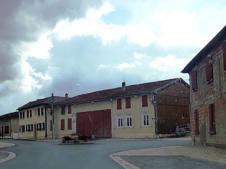 Dans le village - Saint-Lumier-en-Champagne