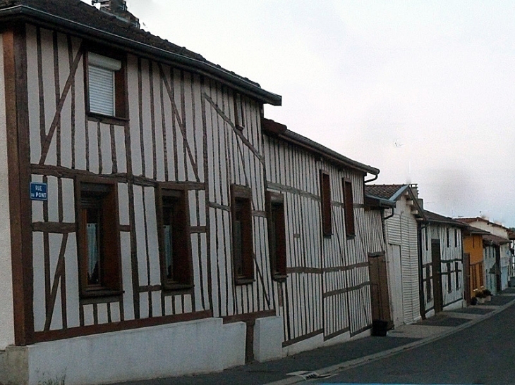 Une rue du village - Saint-Remy-en-Bouzemont-Saint-Genest-et-Isson