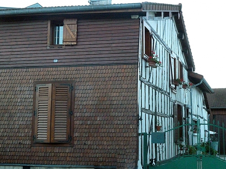 Maison bardée de tuiles de bois - Saint-Remy-en-Bouzemont-Saint-Genest-et-Isson