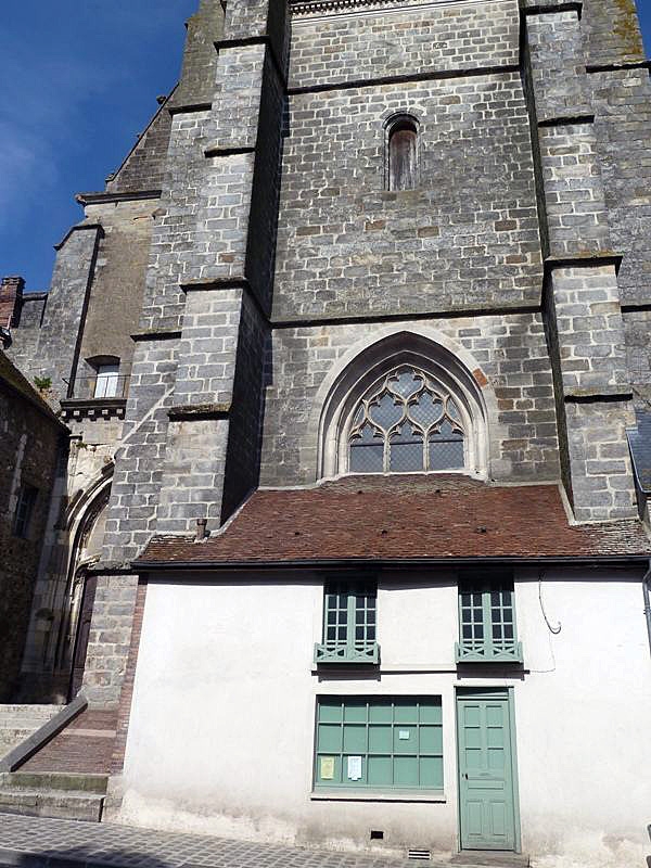 Maisons accolées à l'église - Sézanne
