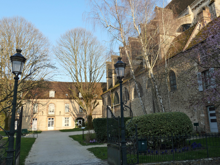 L'hôtel de ville derrière l'église Saint Denis - Sézanne