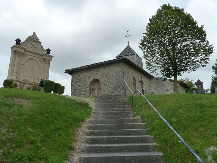 L'escalier menant  au monument aux morts et à l'église - Somme-Bionne
