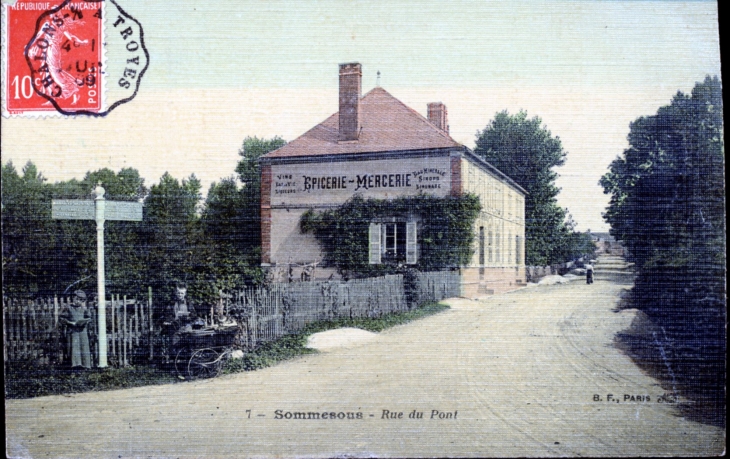 Rue du Pont, vers 1909 (carte postale ancienne). - Sommesous
