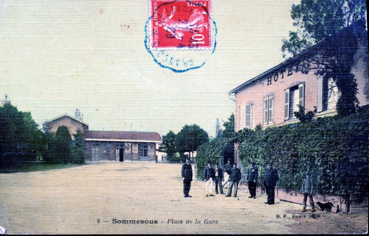 Place de la Gare, vers 1909 (carte postale ancienne). - Sommesous
