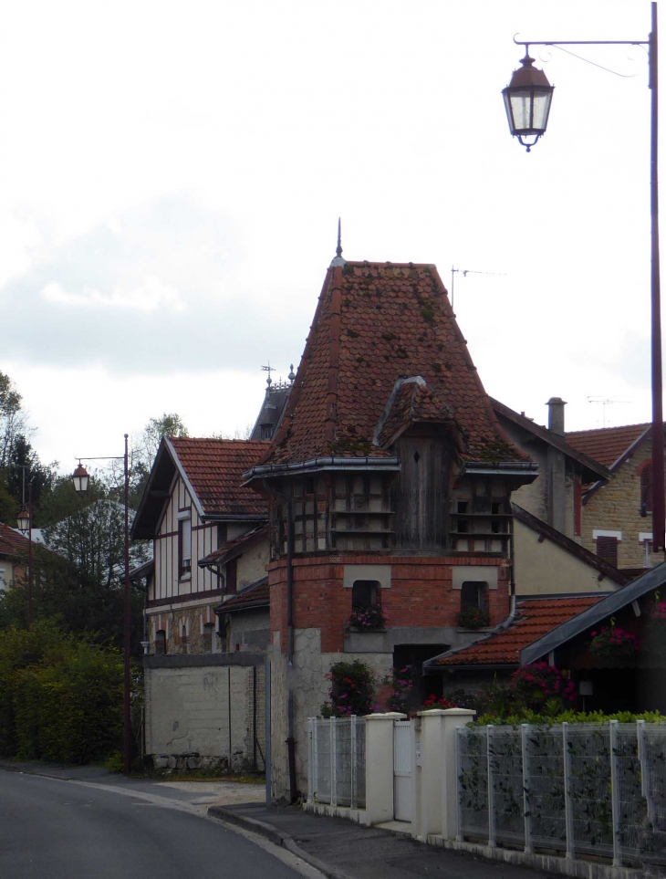 Maison dans le village - Vienne-le-Château