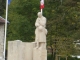 Photo suivante de Vienne-le-Château Le deuil du Poilu : monument aux morts dans le centre du village