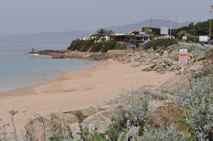 La plage d'Agosta et le  - Albitreccia