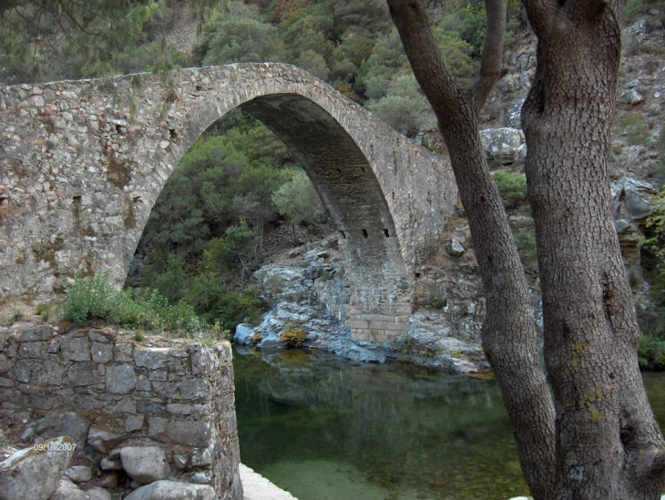 Pont gênois de la rivière à Ota