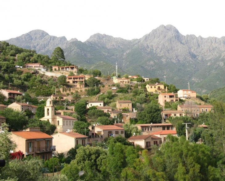 Vue de l'entrée du village sur les montagnes - Serriera