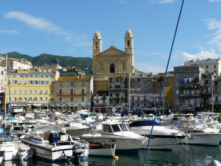Le port de plaisance et l'église St-Jean Baptiste - Bastia