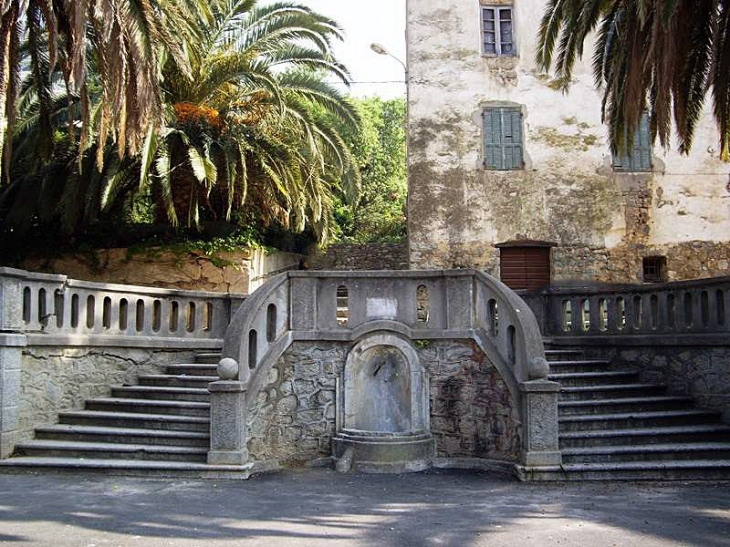 Fontaine sous l'escalier - Calenzana