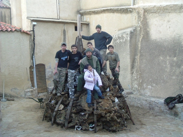 U fucone di natale ( preparation du feux de noel par les jeunes du village de lavatoghju) - Lavatoggio