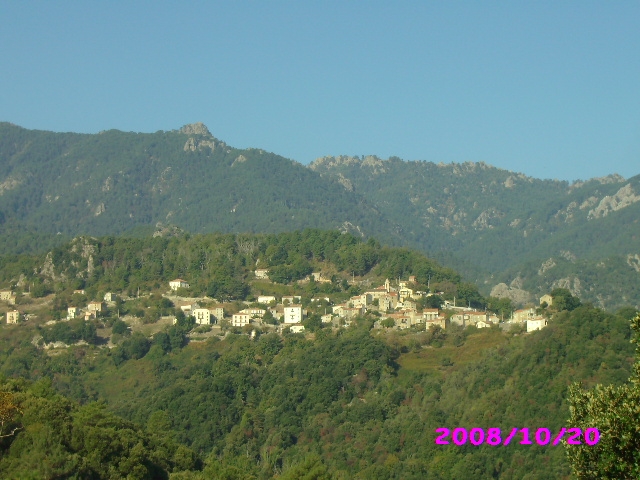 Le village vue de la D 244 LD ''Terra Rossa'' - Poggio-di-Nazza