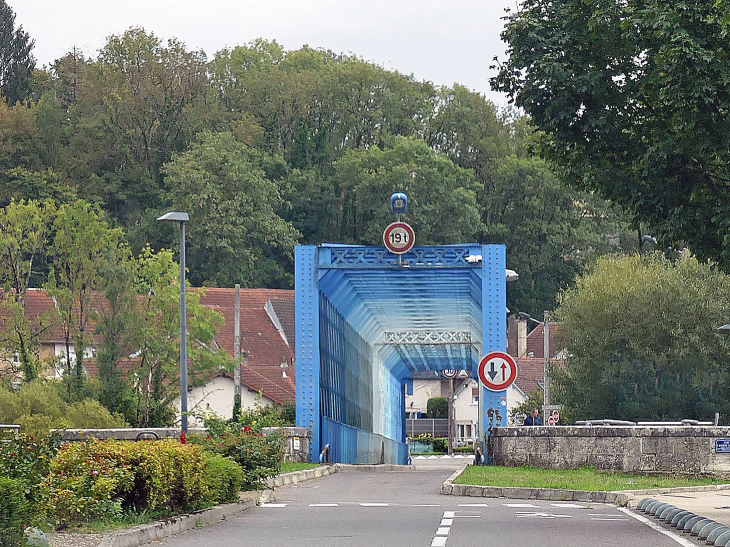 Le pont sur le Doubs vers Avenay - Avanne-Aveney