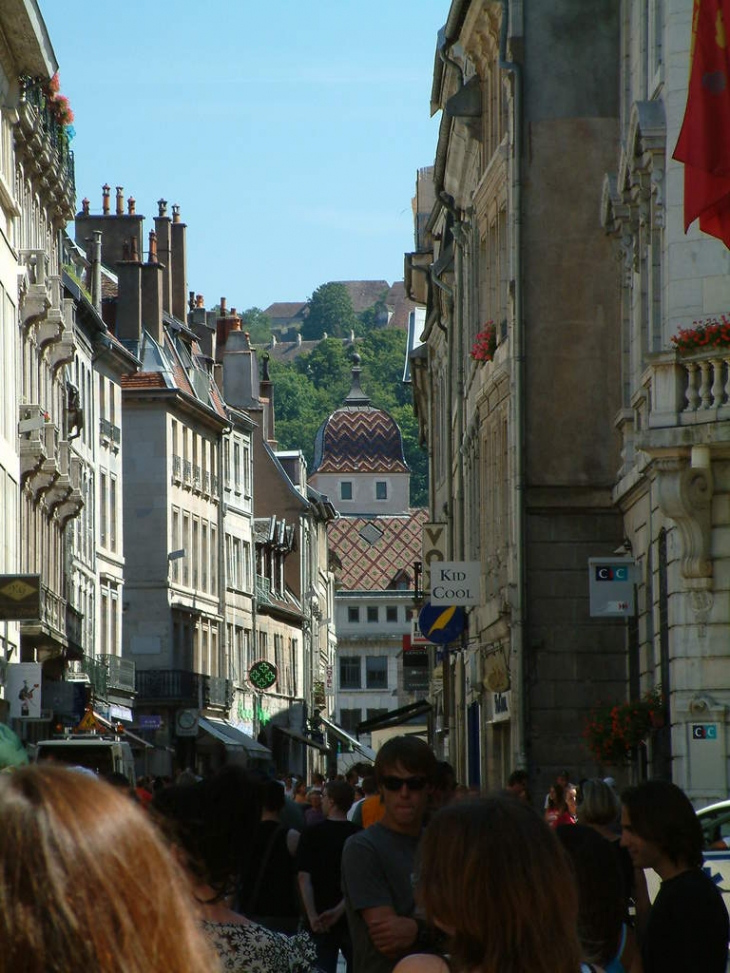 Grande rue avec la Citadelle en A/F - Besançon