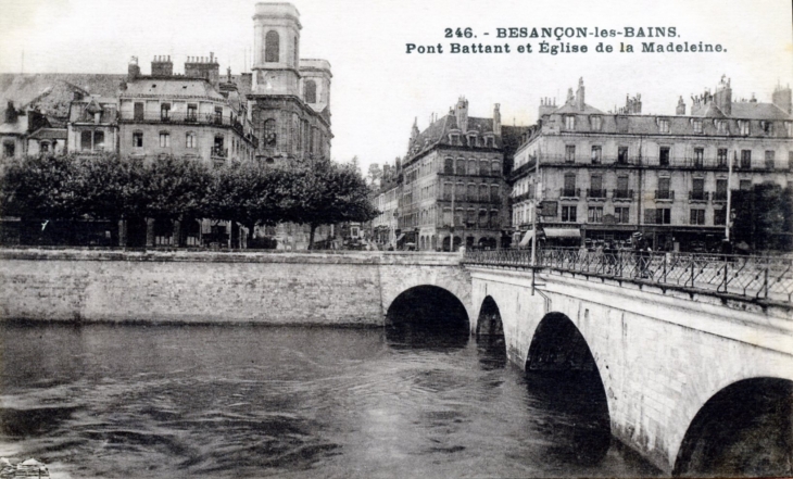 Pont battant et église de la Madeleine, vers 1920 (carte postale ancienne). - Besançon