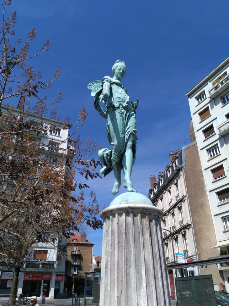 Statue sur la place Flore à Besançon