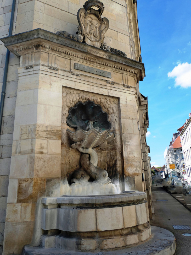 Chamars : rue Charles Nodier fontaine des dames - Besançon