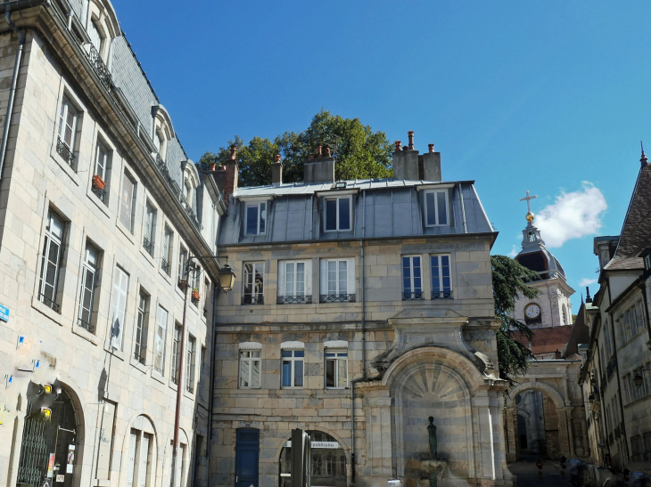 Rue de la Convention : porte noire vers la cathédrale - Besançon