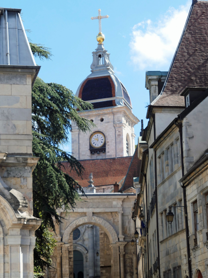 Cathédrale Saint Jean vue de la Porte Noire - Besançon