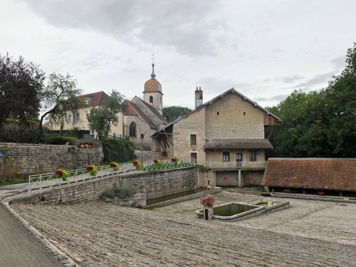 La place des fontaines et l'église - Chantrans