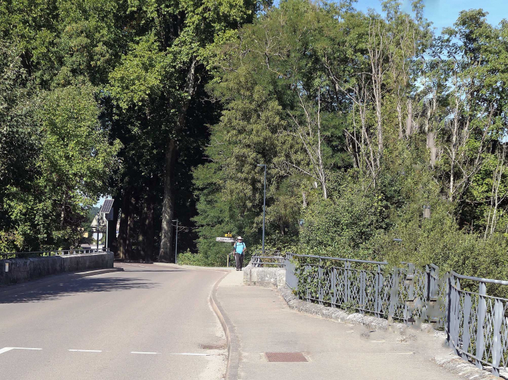 Le pont sur l'Ognon : arrivée de la via Francigena dans la ville - Cussey-sur-l'Ognon