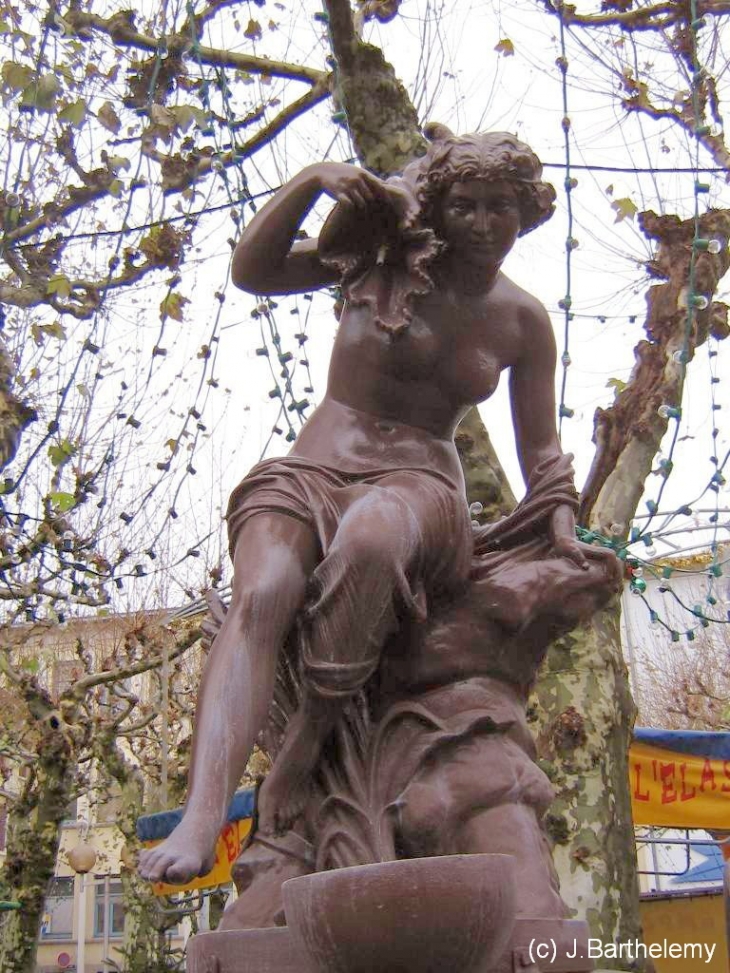 Fontaine en bronze Place Ferrer - Ninon - Montbéliard