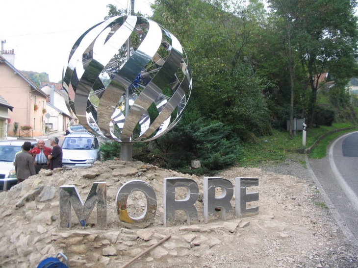 Objet d'art :structure mobile à l'entrée du village - Morre