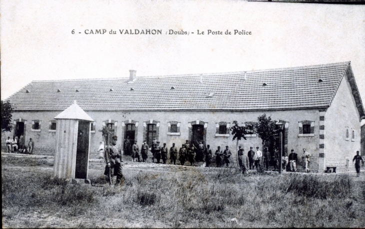 Le Poste de Police, vers 1910 (carte postale ancienne). - Valdahon