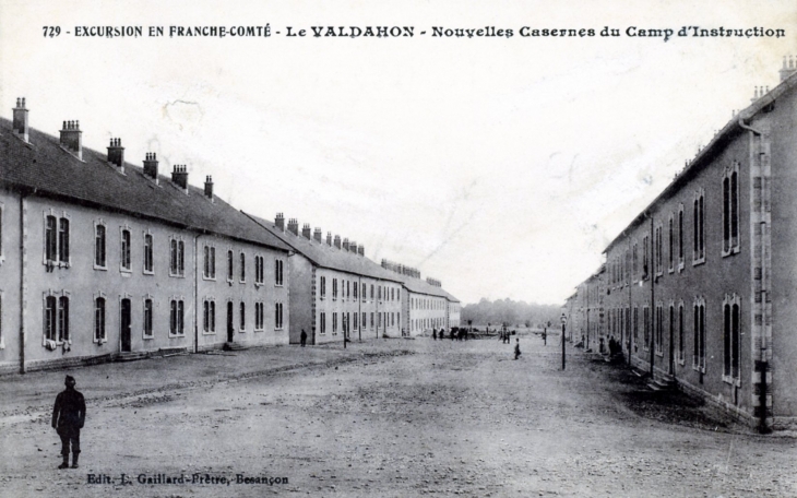 Nouvelles casernes du Camp d'Instruction , vers 1910 (carte postale ancienne). - Valdahon