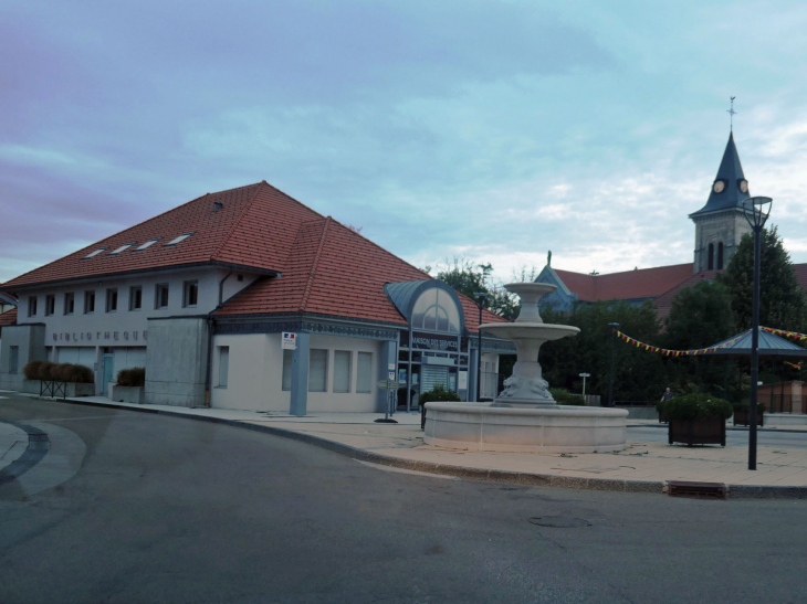 Le centre du village : médiathèque et église - Valdahon
