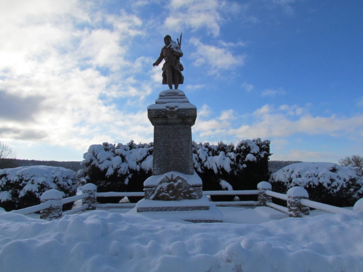 Neige sur le monument aux morts  - Villeneuve-d'Amont