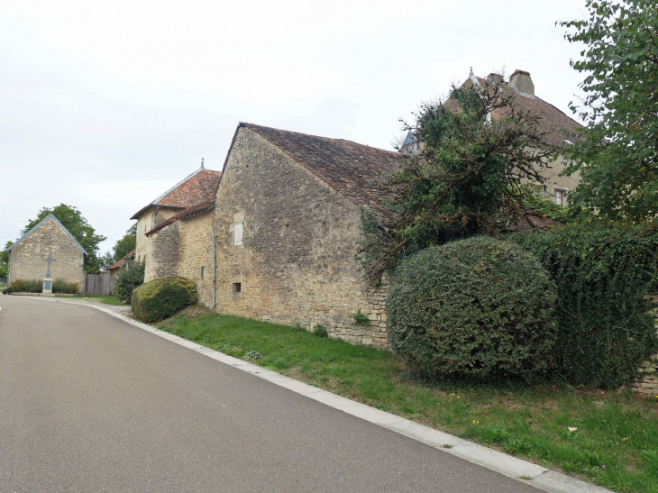 Les murs du château - Villers-sous-Montrond