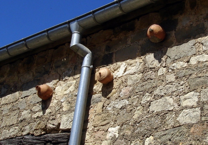 Pots à moineaux sur une façade de maison - Bousseraucourt