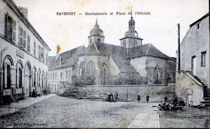 Gendarmerie et Place de l'Officiale, vers 1920 (carte postale ancienne). - Faverney