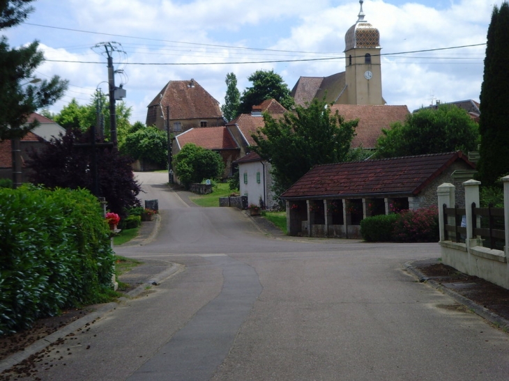 Fontaine et église - Lavigney