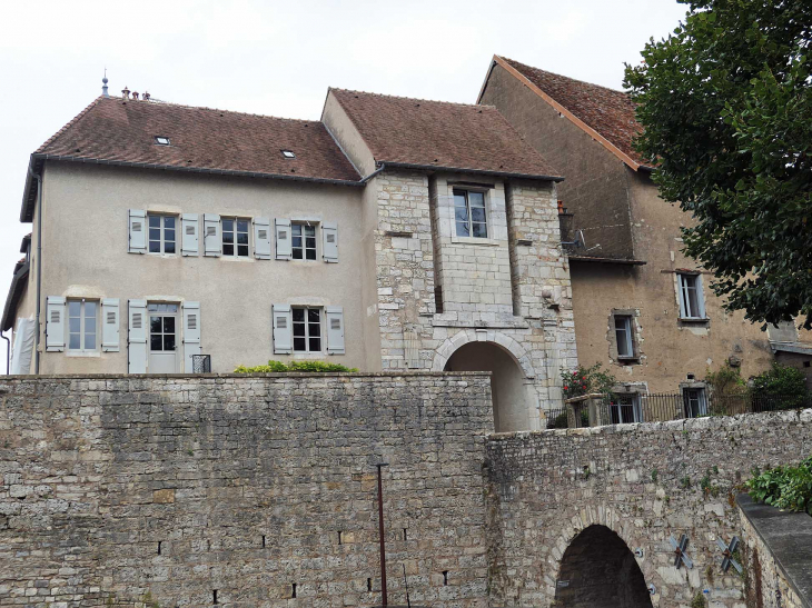 Les maisons au dessus des remparts - Marnay