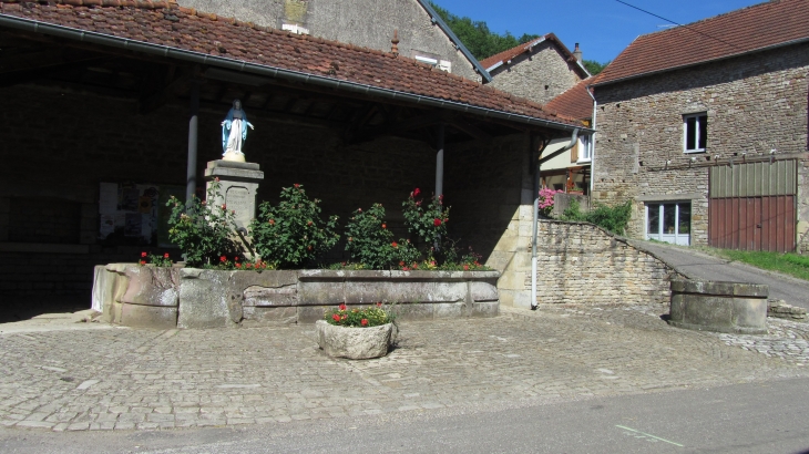 La fontaine - Montjustin-et-Velotte