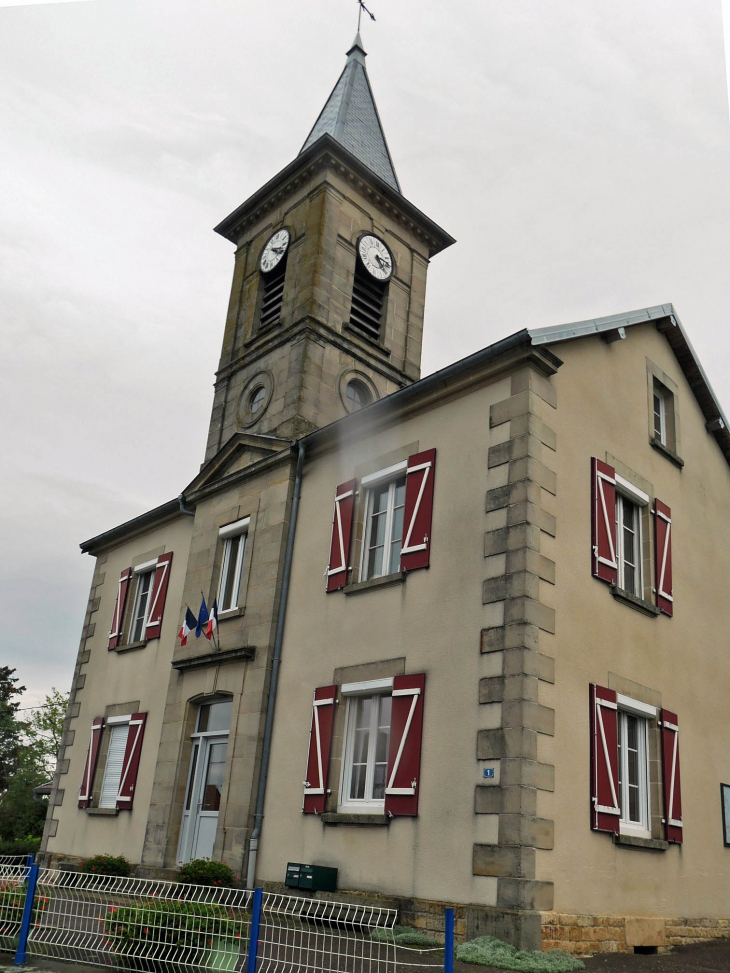 La mairie construite autour du clocher - Plainemont