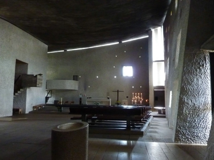 Chapelle N.Dame du Haut - la nef (Le Corbusier ) - Ronchamp