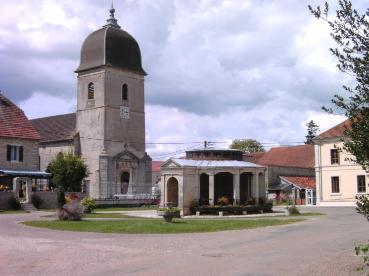 La voir fontaine et église place centrale du village - Semmadon