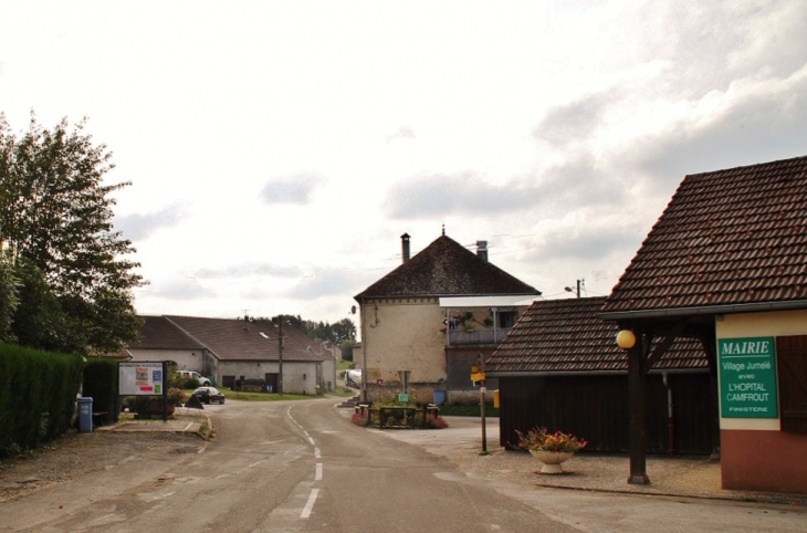Le Village - Loulle